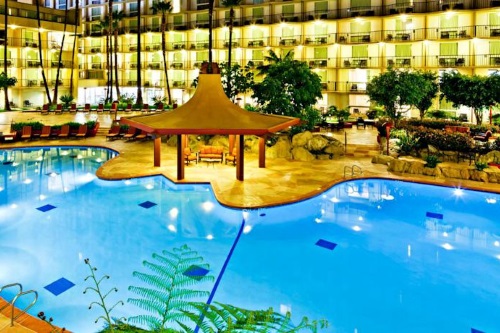 Marriott LAX buitenkant met zwembad